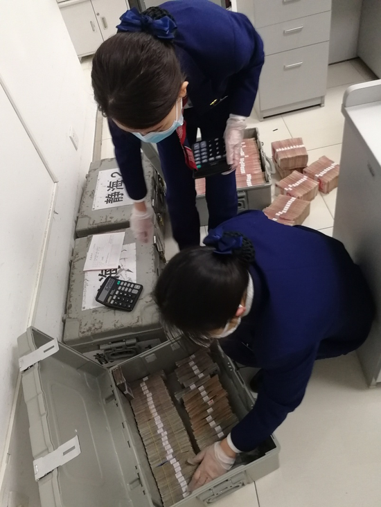 交通银行天津市静海支行为海吉星农产品物流园上门收款后清点现金