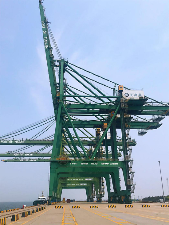 > 正文   色彩缤纷的集装箱,整齐有序的货场,高耸入云的集装箱装卸 