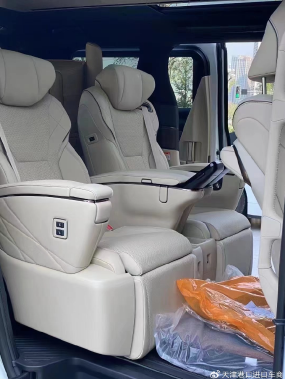 全新威尔法第二排要更有看点,采用了全新优化的ottoman座椅,能够进行