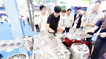 “手搓”概念航母模型亮相国际航运展