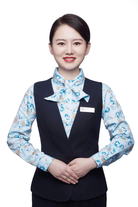 作为银行一线工作人员的她深知柜面服务代表了一家银行的门面形象,而