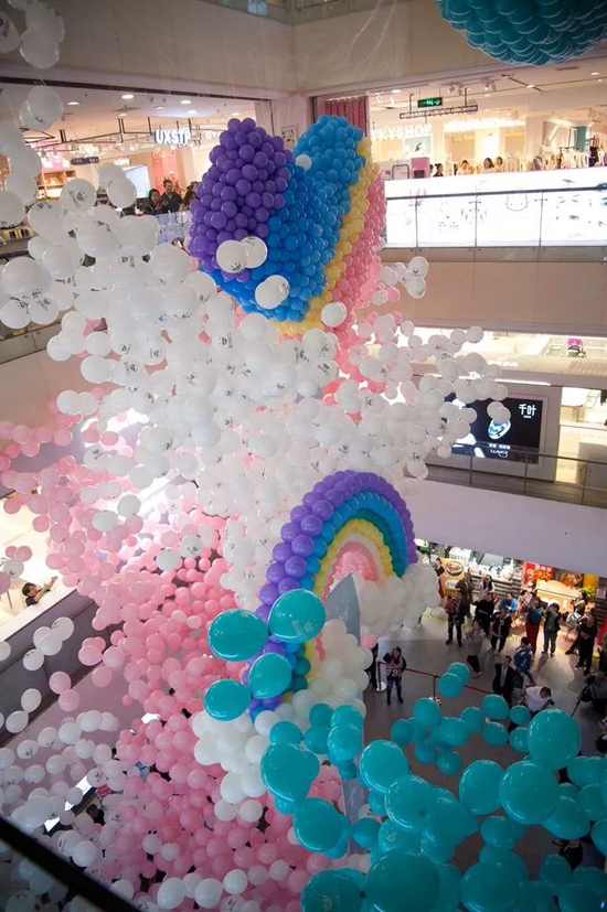 开业现场气氛热烈 气球雨好礼不断