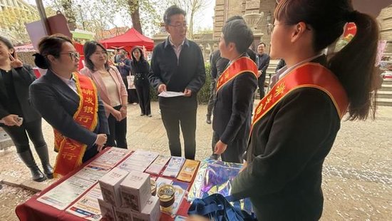 海棠映初心·“协”手护您行 ——浦发银行天津分行积极参与天津市银行业协会第二届海棠花节消保主题宣教活动