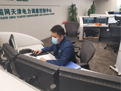 致敬最美"逆行者"庞礴是国网天津电力调度控制中心监控值长,孩子刚刚