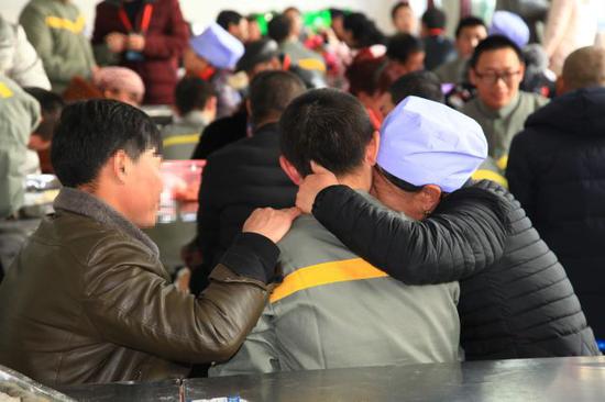 服刑人员家属春节前受邀来到高墙内与亲人团聚