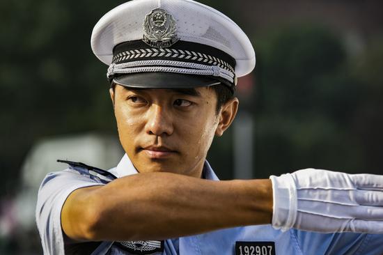 作品简介:高温酷暑下依然在坚守岗位的交警,指挥动作刚劲有力.