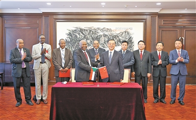 周强与苏丹最高法院院长海德尔举行工作会谈