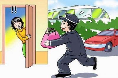 女子着急赶火车过了安检忘拿包 民警物归原主