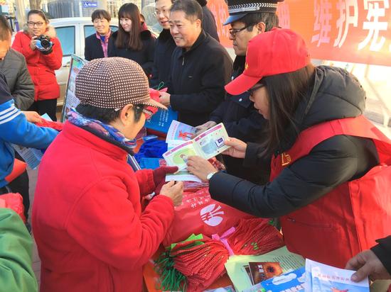 辛口镇综治办,司法所,检察院,团委等部门于12月4日上午在新惠园社区