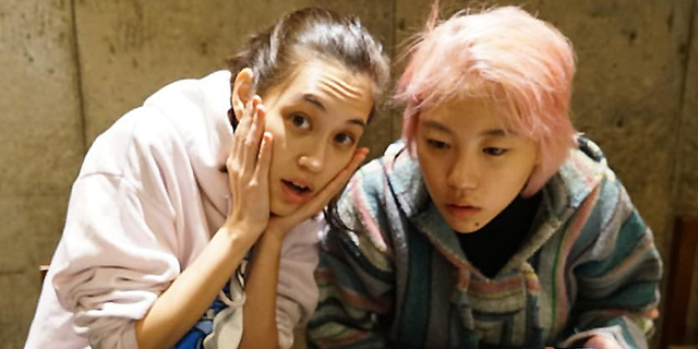 窦靖童粉发酷帅.孩子染发好吗