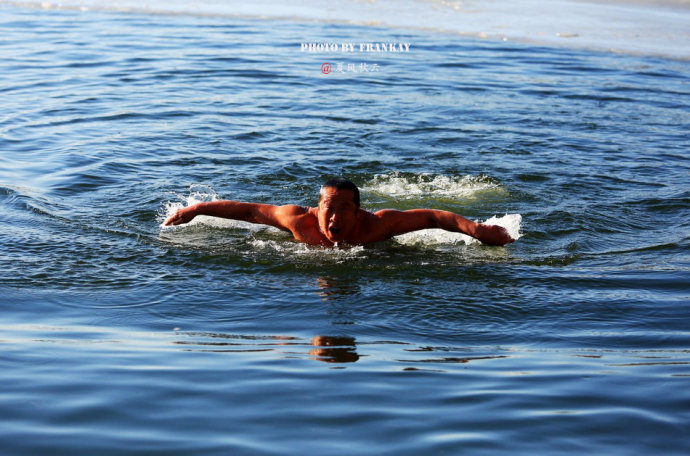 实拍大寒时节冬泳的勇士.图