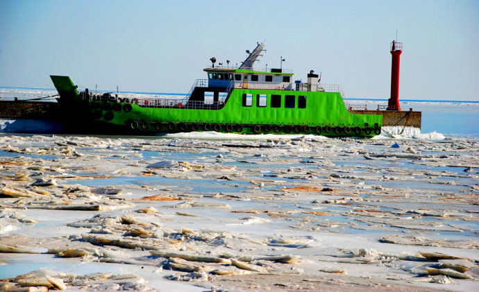 葫芦岛进入极寒天气冰封海面