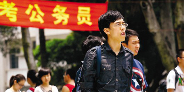 公务员该不该涨工资？