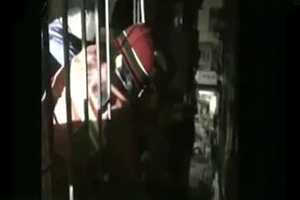 女子醉酒挂窗外 邻居托举一小时