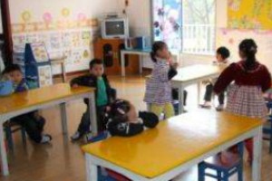 男童幼儿园被咬伤 家长追责竟查出无证办园