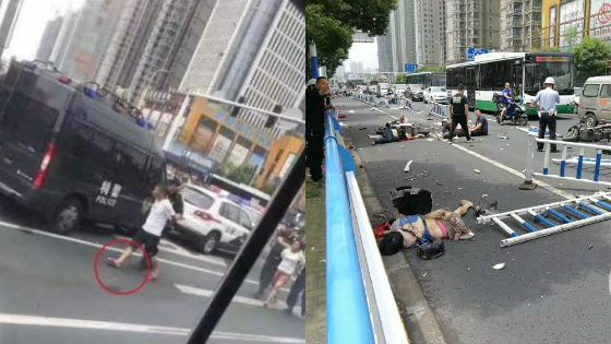 现场视频：常州小车撞翻电动车 有人受伤倒地