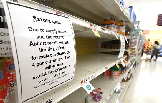 当地时间5月15日，美国波士顿，售卖婴幼儿奶粉的超市货架上存货不多。 视觉中国供图
