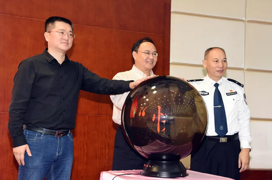 公安部法制局执法监督处处长曾斌,湖南省公安厅法制总队副总队长夏葛