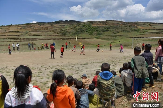 在凉山，瓦吾小学足球队孩子们进行比赛。　张浪　摄