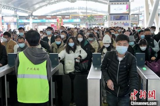 广州南站旅客排队检票进站　钟健豪　摄