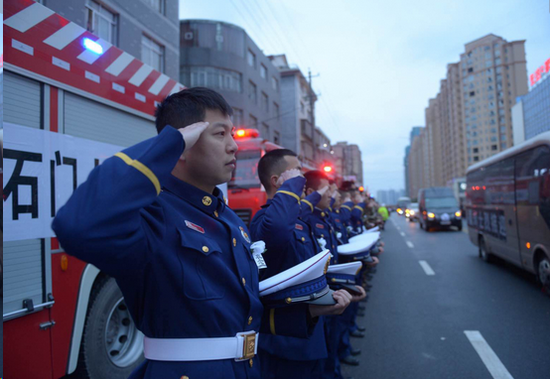 石门县奉天路,烈士刘磊的灵车缓缓驶入,站在路边的消防战士脱帽致敬