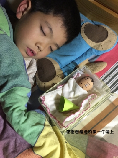 蛋爸爸带自己宝宝睡觉。　学生家长供图