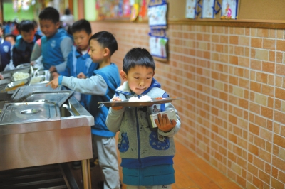 打饭时也需兼顾自己的宝宝。除署名外本版图片京华时报记者王苡萱摄