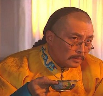 《雍正王朝》里戴着眼镜的雍正皇帝
