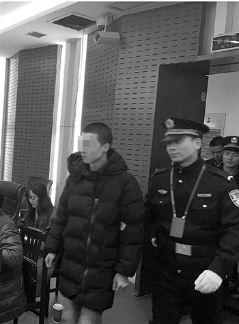 4小伙为试改装车 午夜时速超100飙车逆行