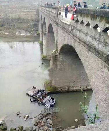 皮卡车坠河3人死亡 女司机刚拿驾照不久