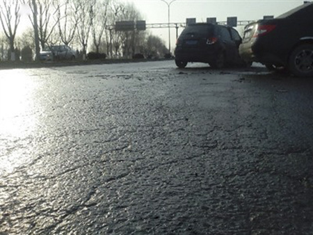 安徽环卫部门洒水致路面结冰引发42起车祸