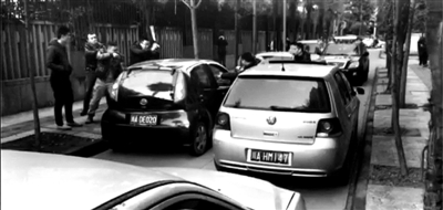 成都轿车逆行疯狂撞人 网传视频为另一案件