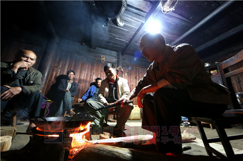 梁日清（前排左一）和弟弟们准备晚饭