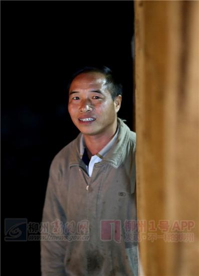 夜幕下，一名单身汉守在家门口