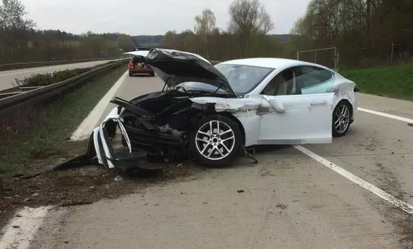 特斯拉Model S车祸成德国消防队教材