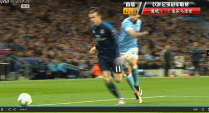 贝尔在和奥塔门迪接触中倒地