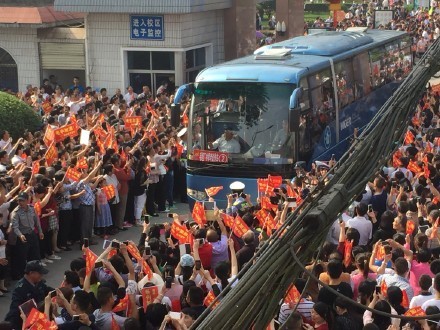毛坦厂中学万人送考现场。 