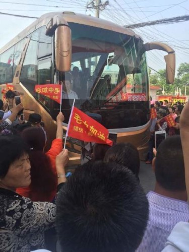 毛坦厂中学万人送考现场。 