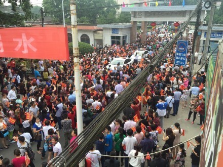 毛坦厂中学万人送考现场。 