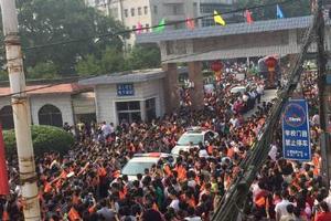 毛坦厂中学万人送考现场。 