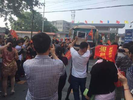 毛坦厂中学万人送考现场。 