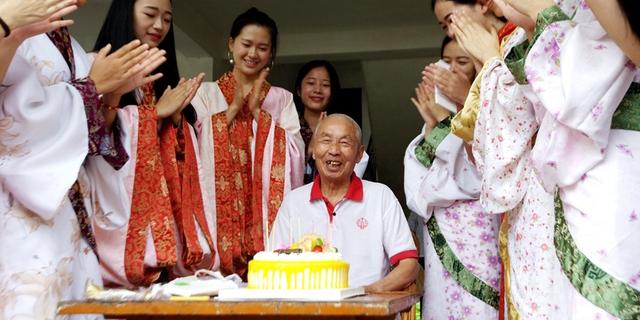 光荣院老人为湖南“十三村”代言人颁奖 