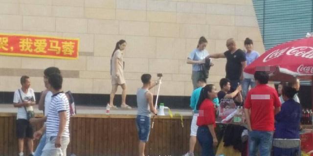 吉事播报:男子街头拉我爱马蓉横幅