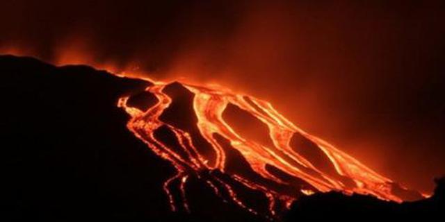 火龙现身？意大利埃特纳火山爆发 熔岩在太空都看得见