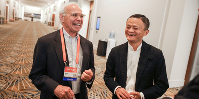 还记得40年前西湖畔的马云吗：16岁当导游的奇遇