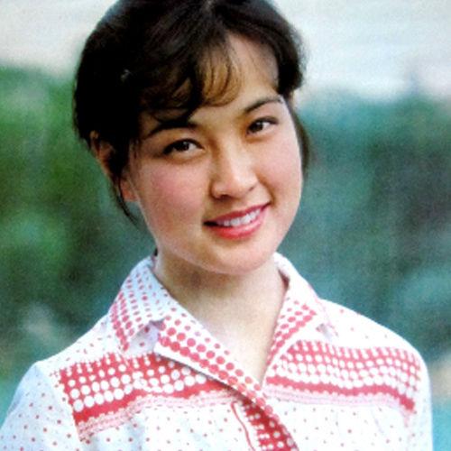 先从70年代看起,这张图看出来刘晓庆当年还是很粉嫩的皮肤,白里透