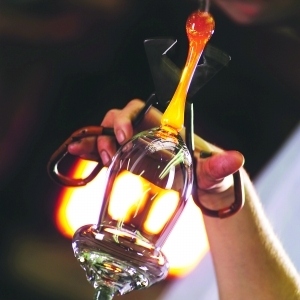 制杯师正在手工制作玻璃水晶杯