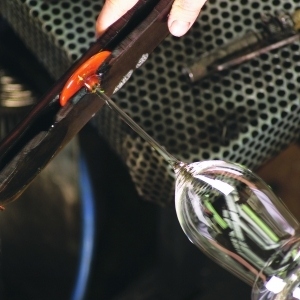 制杯师正在手工制作玻璃水晶杯