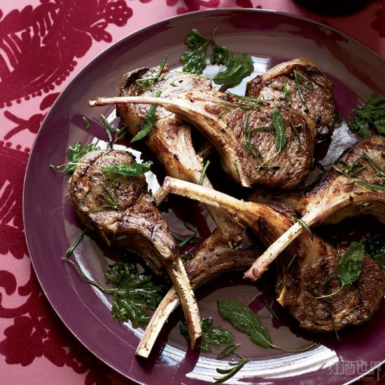 赤霞珠(Cabernet Sauvignon)葡萄酒很适合搭配多汁的红肉