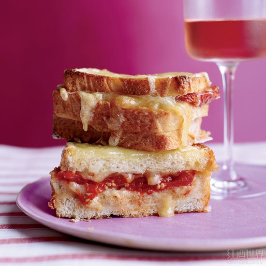 干型桃红葡萄酒搭配质地丰富的菜肴及奶酪